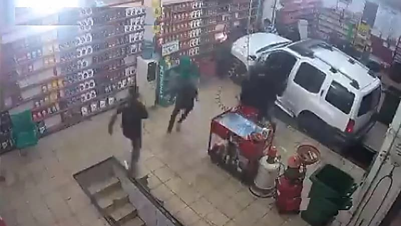 بالفيديو.. امرأة تدهس عامل بسيارتها في محل "صيانة دورية"