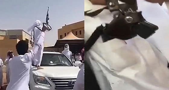 طلاب مدرسة ثانوية يحتفلون بتخرجهم بالأسلحة النارية بـ " بيشة "