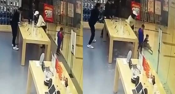 بالفيديو.. تحطم باب زجاجي في وجه طفل
