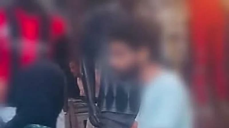 الشرطة تطارد شابًا اعتدى على فتاة بالضرب والسحل