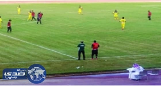 مواقف محرجة.. لغة الإشارة تحل مكان لوحة التبديل في ملعب بريدة