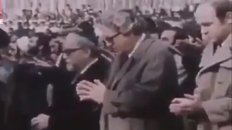 فيديو نادر .. سفراء غربيين يقومون بحركات غريبة أثناء محاولتهم تأدية صلاة الجمعة