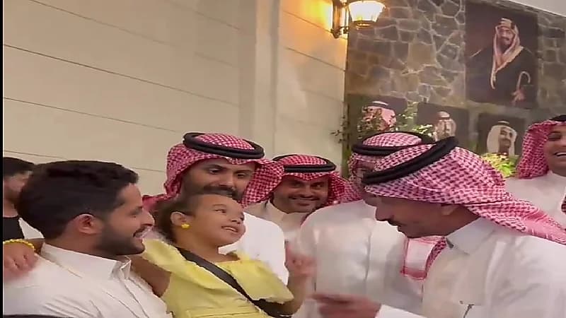 طفلة لوزير السياحة تطلب إيصال سلامها لولي العهد.. فيديو