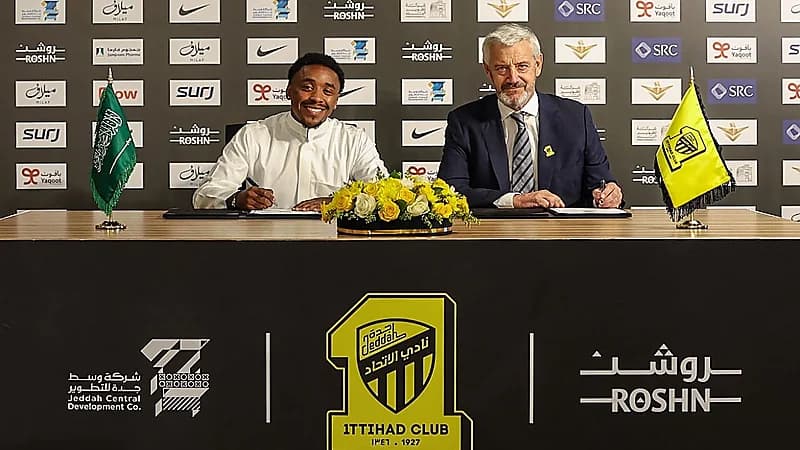 بيرجوين بالزي السعودي خلال توقيع عقد انتقاله للاتحاد .. صور