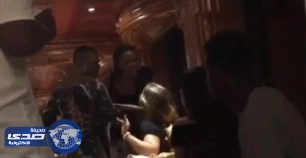 بالفيديو .. شجار نسائي بالصحون في مطعم