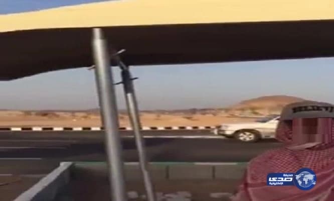 بالفيديو.. بلدية "ضرية" بالقصيم تزود عربات عمال النظافة بمظلات واقية من الشمس