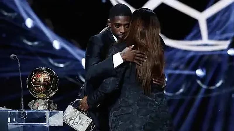 والدة عثمان ديمبلي تشعل حفل الكرة الذهبية.. فيديو