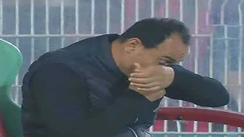 مدرب يتلقى خبر وفاة والدته أثناء مباراة فريقه