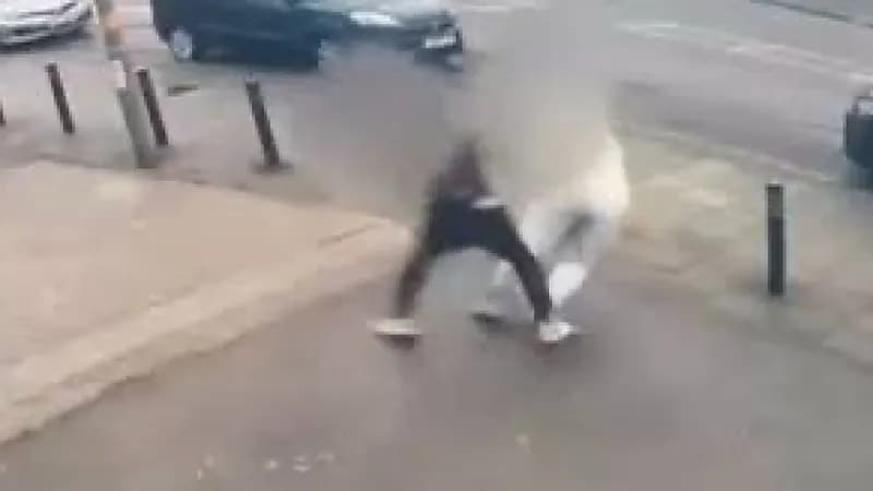 رجل يهاجم المارة بسكين أمام المحلات التجارية