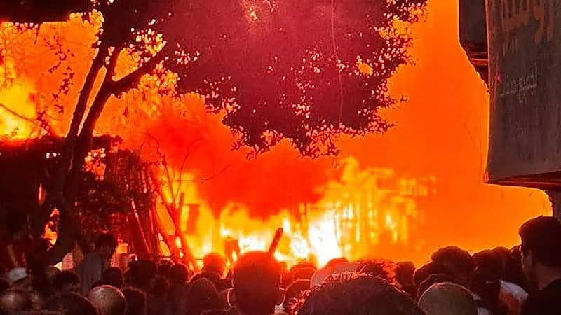 حريق مروع يلتهم بناية ومخازن أخشاب .. فيديو