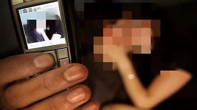 شاب يهدد فتاة قاصر بنشر صور فاضحة لها