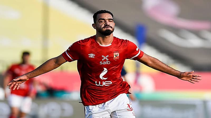 فسخ عقد لاعب بالدوري المصري لمصافحته حارس الفريق المنافس!