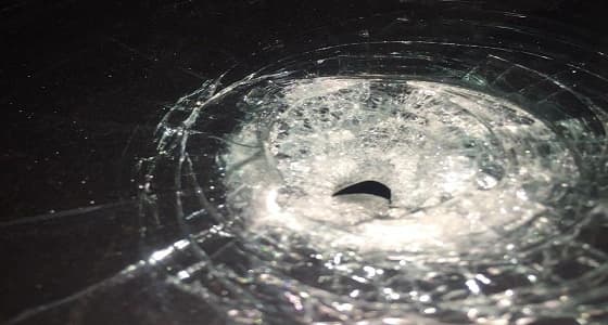 مقذوف ناري يخترق زجاج سيارة مواطن في بارق