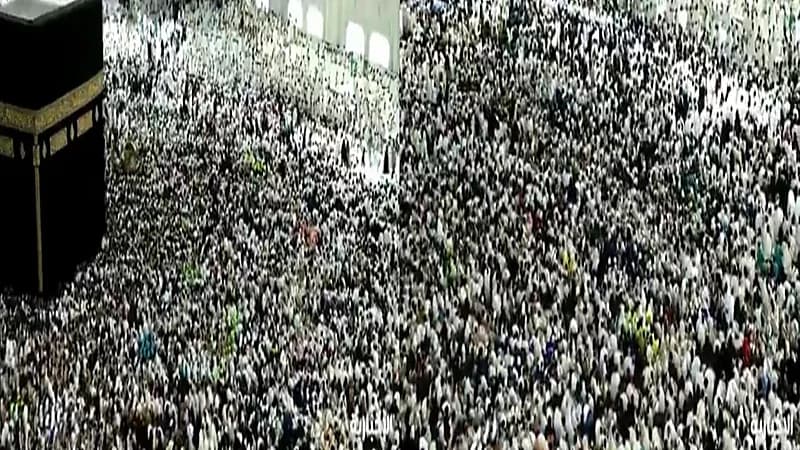 كثافة عالية من الزوار والمعتمرين بالمسجد الحرام في أول أيام رمضان.. فيديو