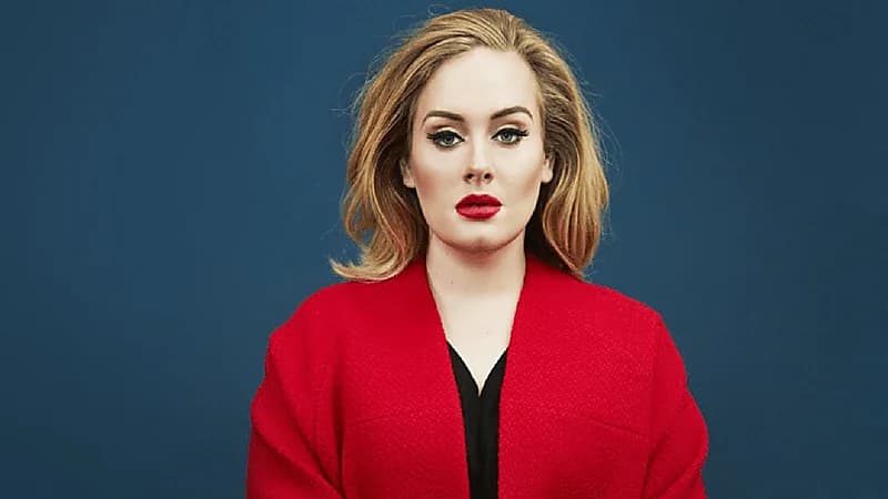 شاهد.. أديل ترحب بالسعوديين عبر بث مباشر