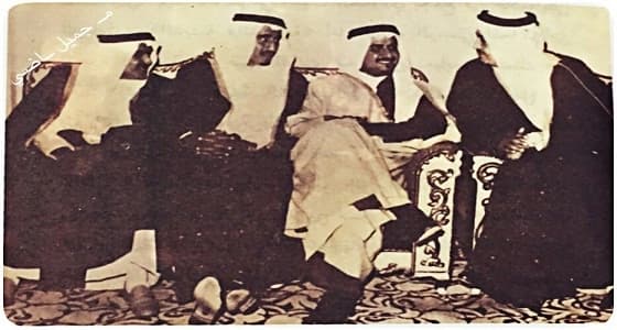 صورة نادرة لخادم الحرمين الشريفين بصحبة إخوته