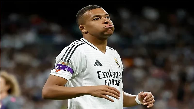 نقل مبابي إلى المستشفى