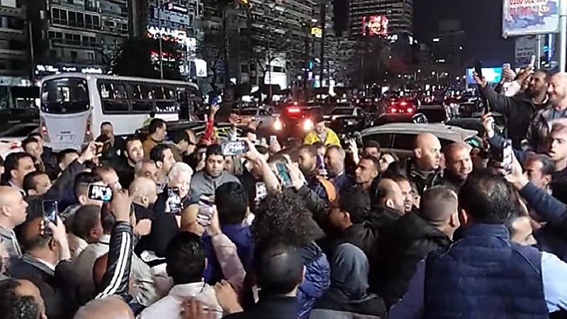 بالفيديو .. استقبال مرتضى منصور على أبواب الزمالك بالطبل والمزمار