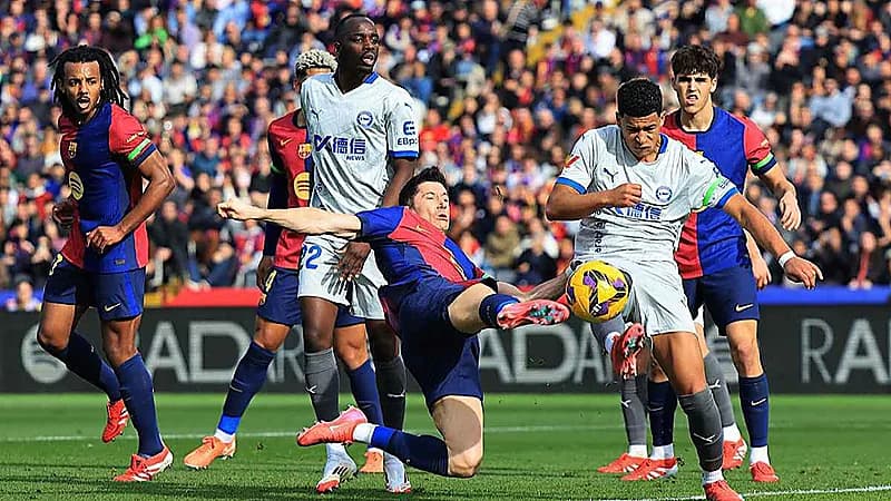 برشلونة يهزم ألافيس ويضيق الفارق مع ريال مدريد وأتلتيكو