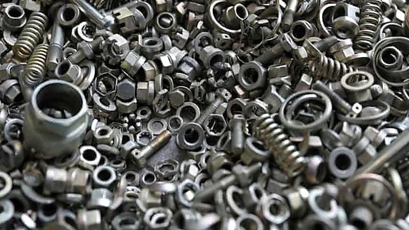 أطباء يستخرجون مسامير وسكاكين من معدة رجل