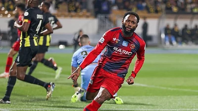 لاعب ضمك : إذا وضعت الهلال في بطولات أوروبا سيقدم مستويات عالية