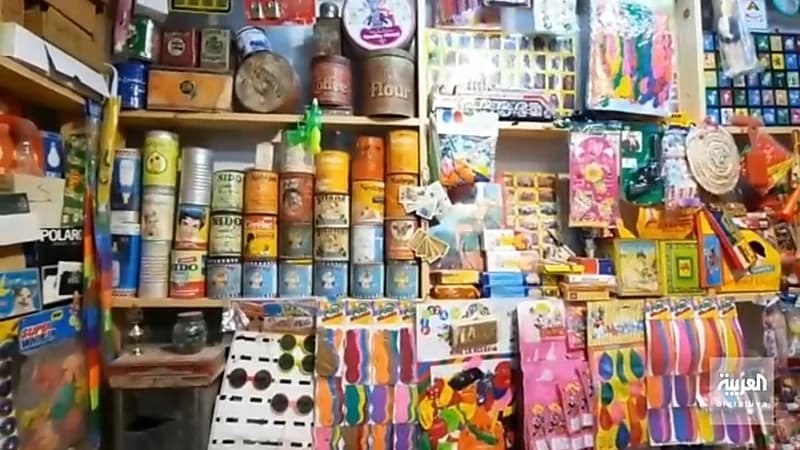 بالفيديو.. مواطن يحول دكانه إلى متحف يجمع المنتجات النادرة بروضة سدير