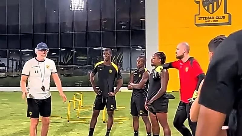 إستقبال لاعبي الاتحاد للمحترف الجديد دومبيا .. فيديو