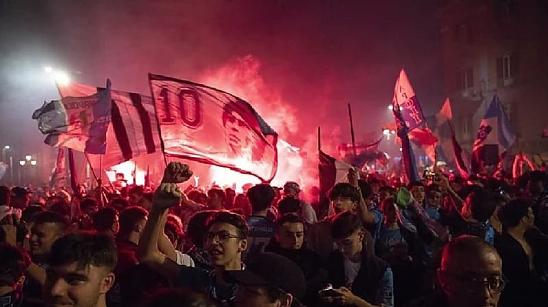 مصرع شاب بطلق ناري خلال احتفالات نابولي بالدوري الإيطالي