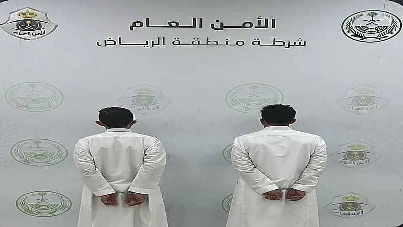 القبض على مقيمين بحوزتهما سلاحان ناريان في مكان عام بالرياض