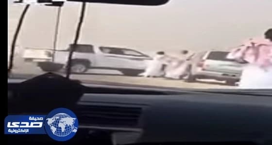 القبض على أسرة تعدت على مسافر وأوقفت طريق الأحساء لعبور إبلها