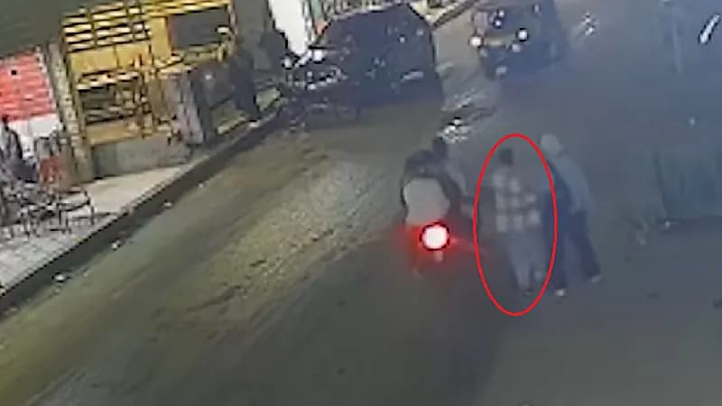 شاهد .. سحل فتاة وسط شارع عام على يد 4 لصوص