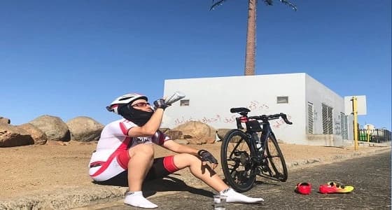 بالدراجة..خمسيني يبلغ قمة جبل " كرا " ويوجه رسالة للمسنين