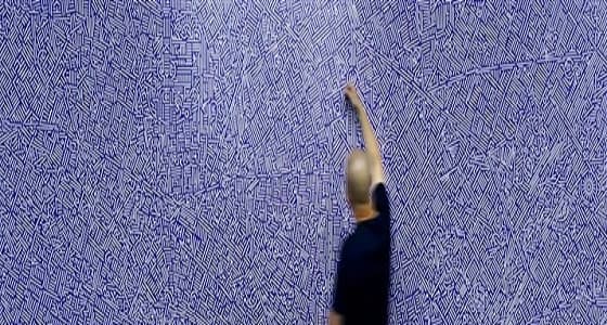 بالصور.. فنان يخبئ أسرارا في لوحاته الغريبة