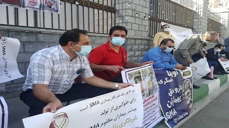 محتجون يقطعون الطريق على رئيس إيران