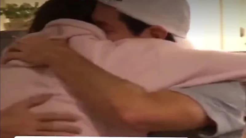 رد فعل مؤثر لأب أخبره ابنه أنه سدد ديونه.. فيديو