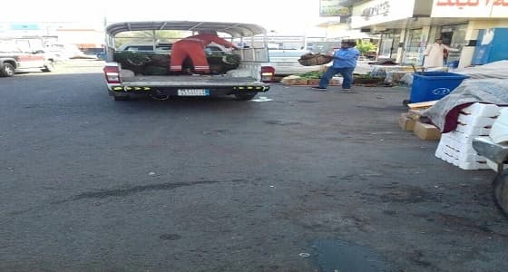 بالصور.. إزالة البسطات العشوائية بسوق الخضار في ينبع