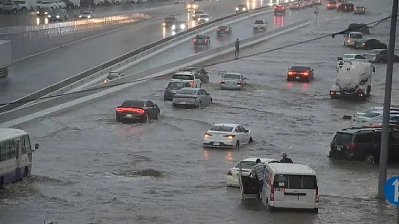 تنبيه متقدم من هطول أمطار رعدية غزيرة على كامل جدة