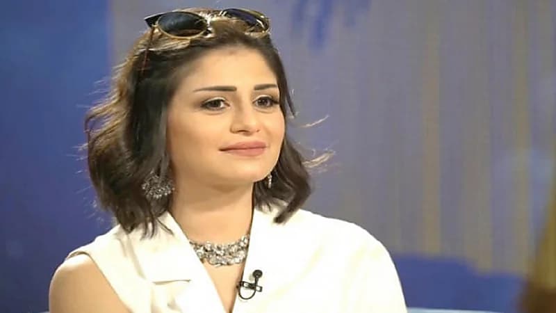 بالفيديو.. منة فضالي ترتدي الحجاب على الهواء