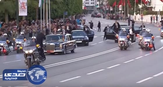 بالفيديو.. شجار عنيف بين فتاتين بأحد المطاعم على شاب