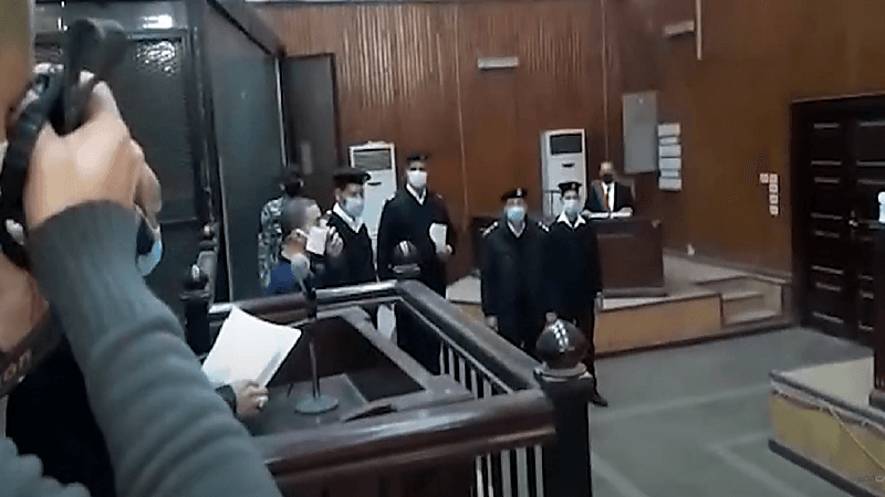 شاهد.. الظهور الأول لـ سفاح قتل زوجته و 3 آخرين في قفص المحكمة