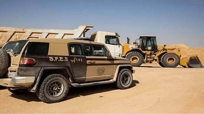 ضبط مخالفين لنقلهم الرمال وتجريف التربة دون ترخيص في تبوك