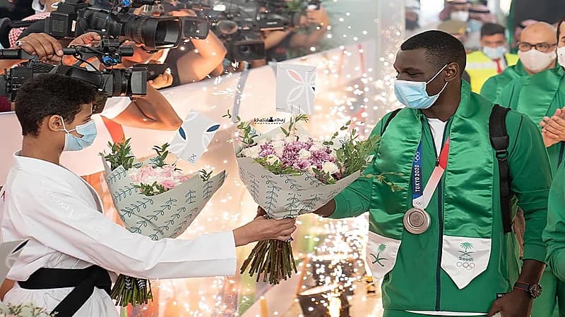 بالفيديو.. لحظة وصول البطل الأولمبي "طارق حامدي" إلى جدة
