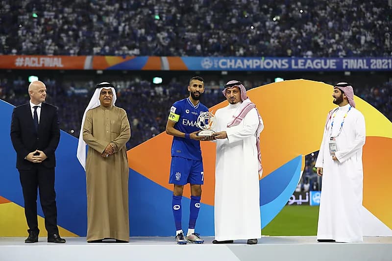 شاهد.. رئيس الاتحاد الآسيوي يُتوج فريق الهلال بلقب دوري أبطال آسيا