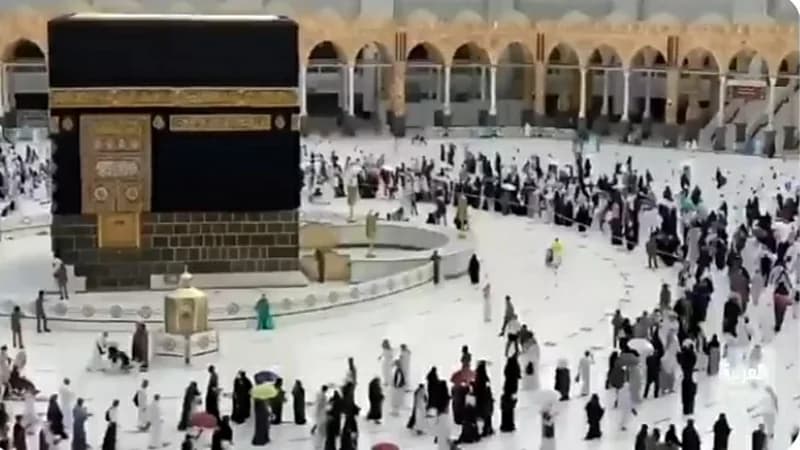 حجاج بيت الله الحرام المتأخرين يؤدون طواف الوادع "فيديو" 