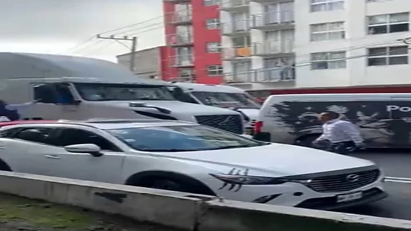 شاهد.. لحظة تحطيم قائد مركبة متهور لعدد من السيارات المتوقفة في إشارة مرور