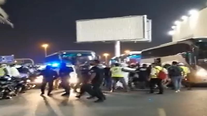 شاهد.. اشتباكات بين الجمهور ولاعبي المنتخب العراقي