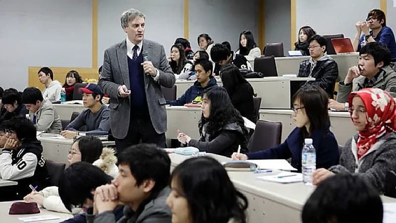 بالفيديو.. اللغة العربية تصبح لغة أجنبية ثانية وشرطا للقبول بالجامعات الكورية