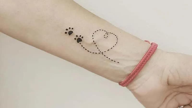 امرأة تصاب بحالة غريبة بسبب وشم