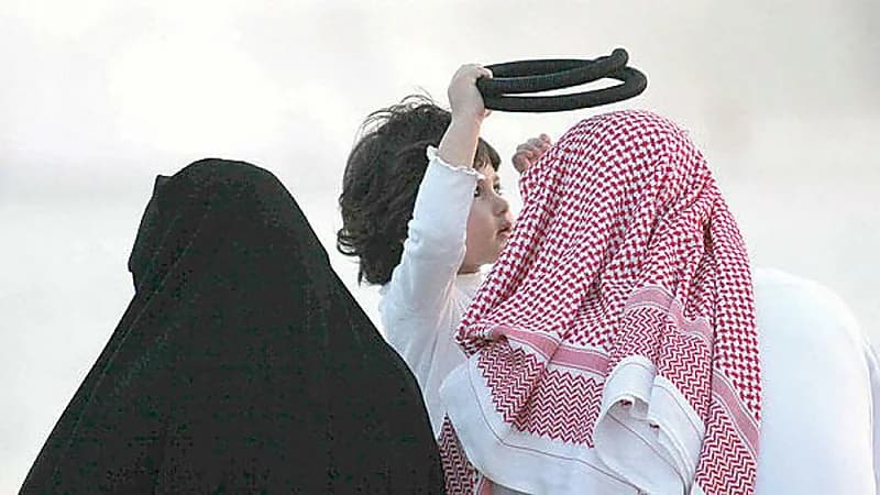 مستشار أسري يحذر الوالدين من تأثير منصات التواصل الاجتماعي