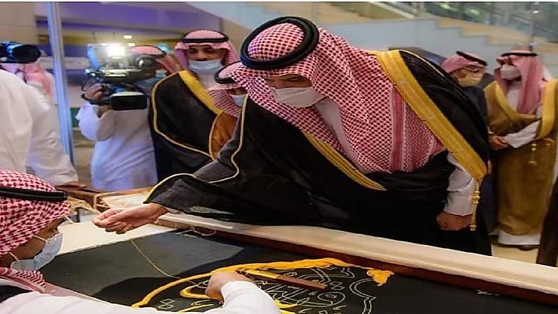 بالفيديو.. أمير المدينة المنورة يشارك في حياكة كسوة الكعبة المشرفة